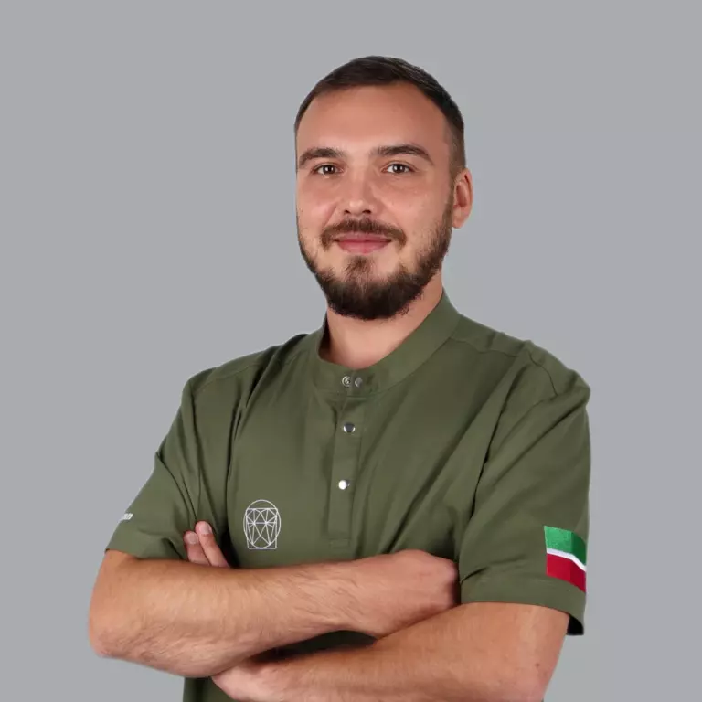Ахмадеев Рузалин Талгатович — стоматолог-ортопед, гнатолог в клинике «Анатомия улыбки», Казань